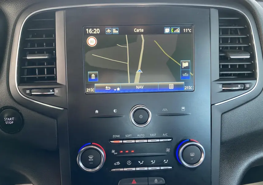 Tableau de bord central de Renault Megane IV Business 2020 avec écran GPS et commandes climatisation visibles