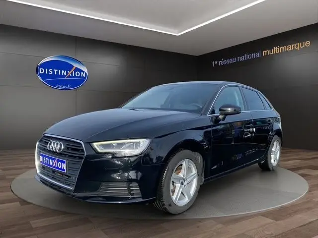 Audi A3 Sportback noir vue 3/4 avant droit, avec jantes alliage 5 branches et feux LED distinctifs