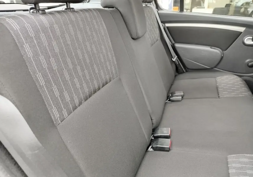 Vue latérale intérieure des sièges arrière gris tissu avec motifs, de la Dacia Sandero noire 2011, version Lauréate.