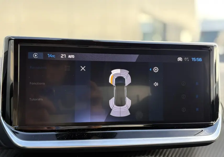 Écran tactile central du Peugeot 2008 Hybrid 145 Allure montrant l'aide au stationnement avec vue du dessus du véhicule.