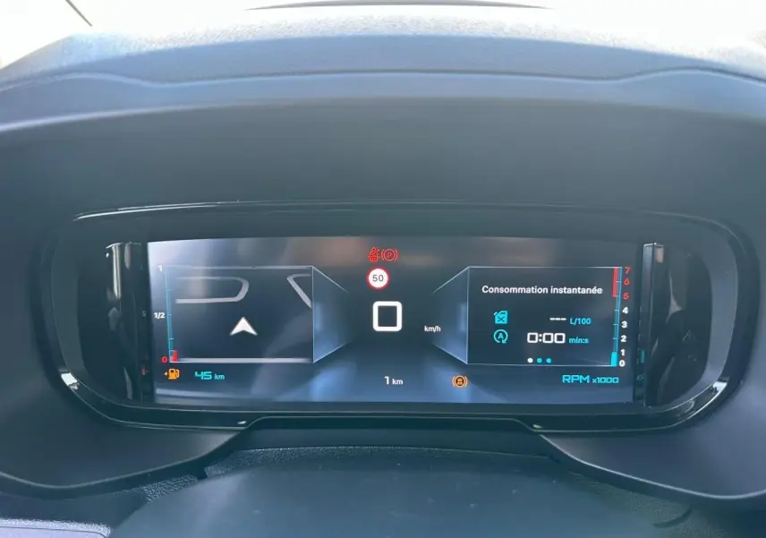 Combiné numérique 10 pouces affichant la vitesse et la navigation dans un Citroën Berlingo blanc, vue de face.
