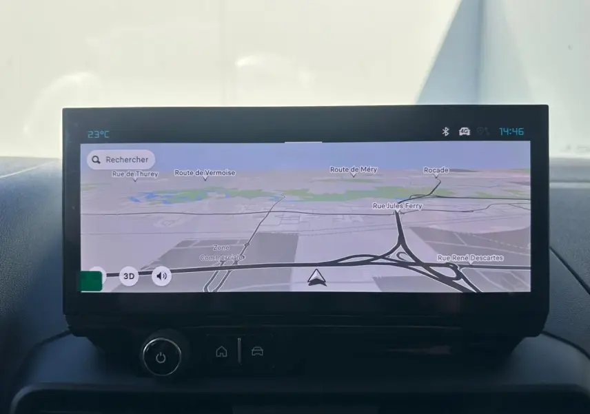 Écran tactile 10 pouces du tableau de bord du Citroën Berlingo blanc Icy, affichant la navigation GPS en mode 3D.