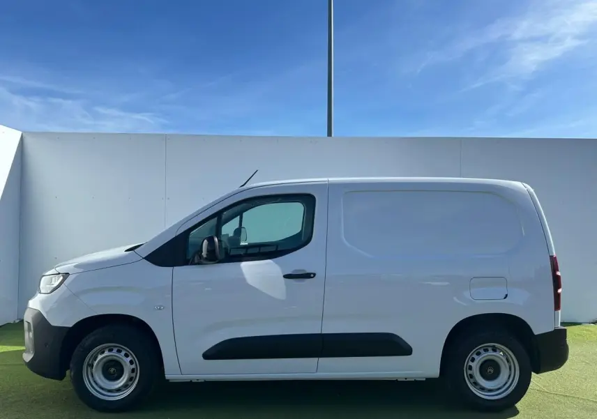Profil latéral droit du Citroën Berlingo blanc Icy, fourgon compact avec jantes tôle grises et rétroviseurs noirs brillants.