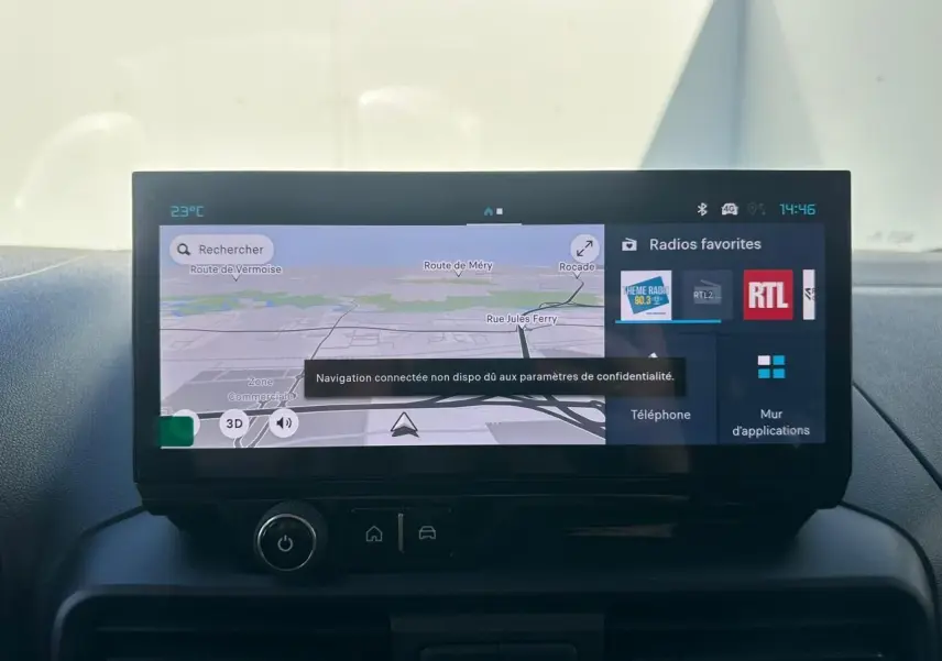 Écran tactile 10 pouces du tableau de bord du Citroën Berlingo blanc, affichant navigation et radios favorites.