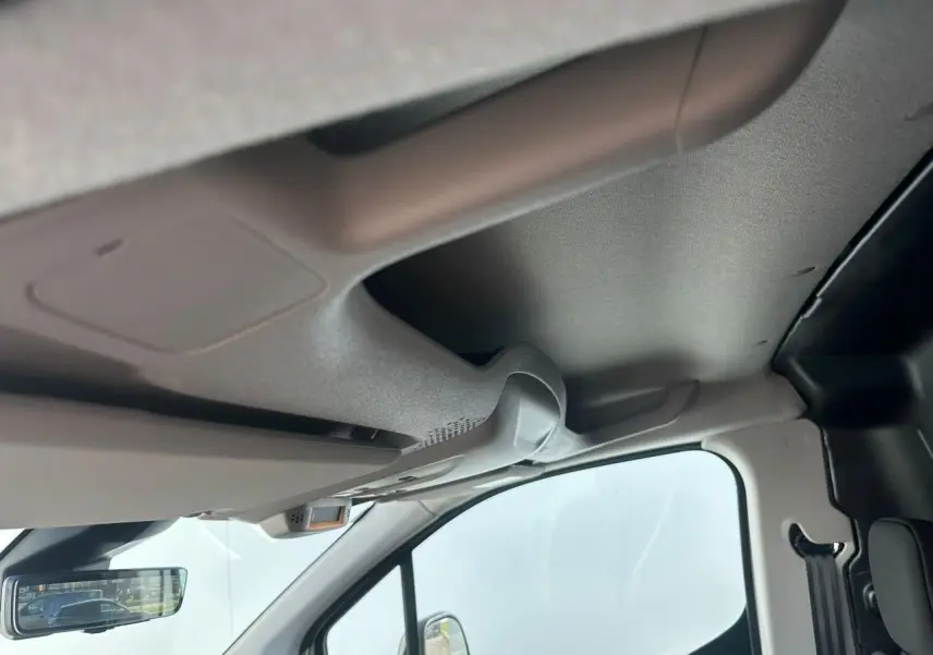 Vue intérieure du toit et pare-brise côté conducteur du Citroën Berlingo blanc avec rétroviseur numérique.