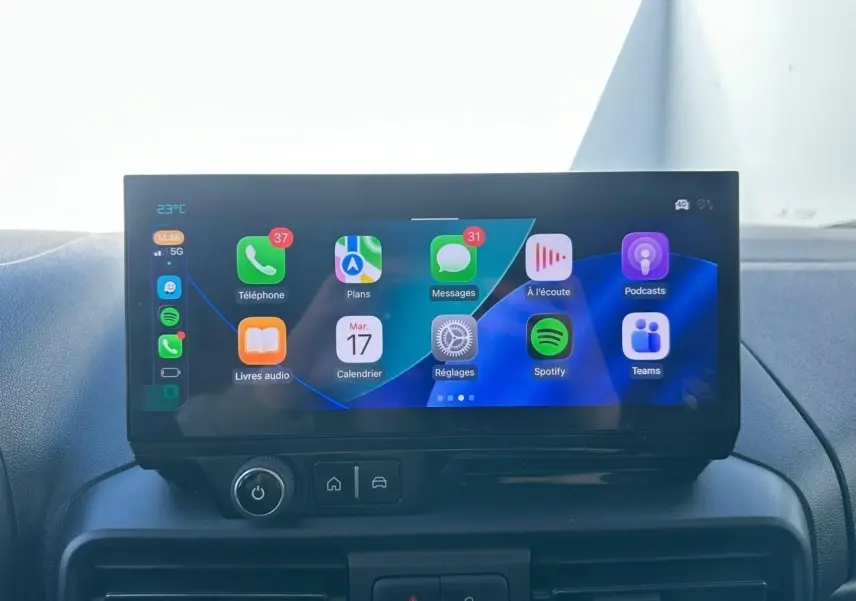 Écran tactile 10 pouces du tableau de bord du Citroën Berlingo blanc, affichant interface smartphone connectée.