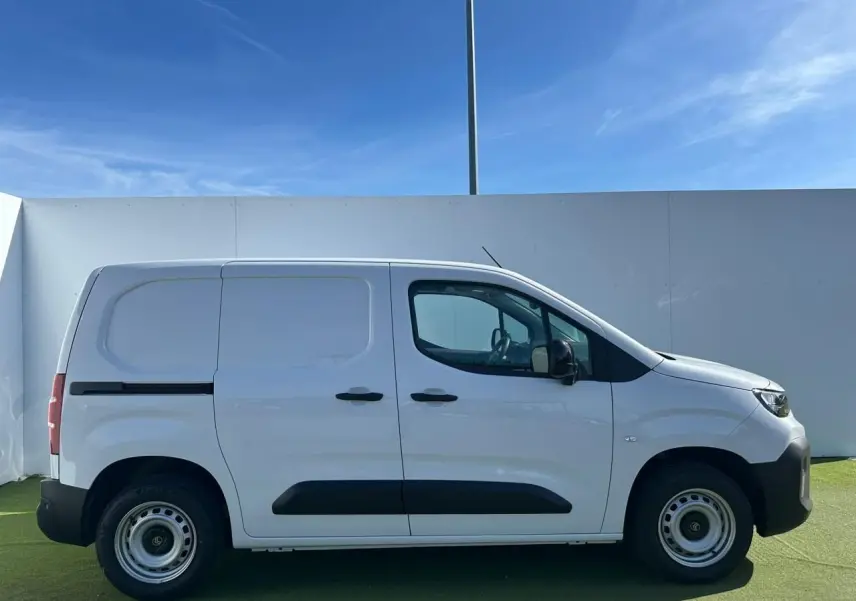 Profil droit du Citroën Berlingo III blanc Icy, fourgon utilitaire avec protections noires et jantes tôle grises.