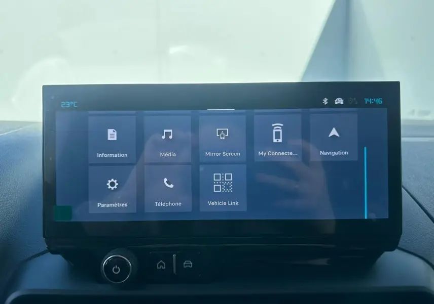 Écran tactile 10 pouces du tableau de bord du Citroën Berlingo III blanc, affichant le menu multimédia et navigation.