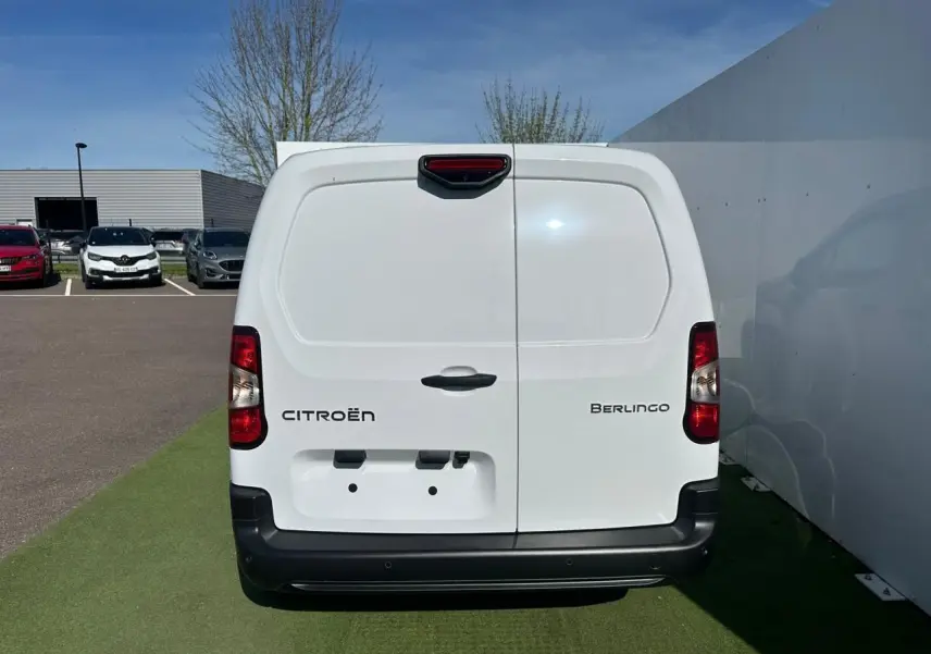 Vue arrière d'un utilitaire Citroën Berlingo blanc Icy avec portes battantes et pare-chocs noir.