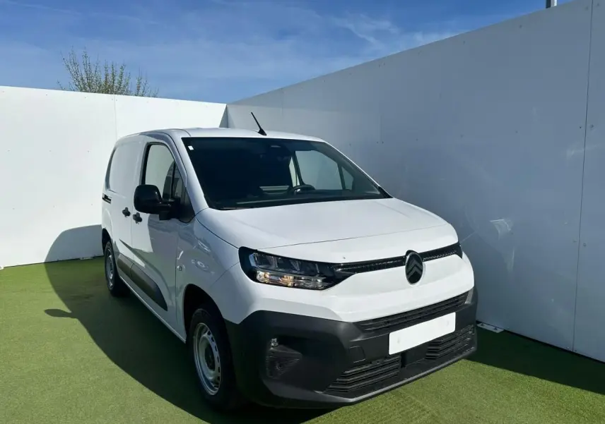 Vue 3/4 avant d’un utilitaire Citroën Berlingo blanc Icy avec pare-chocs noir mat et jantes tôle grises.
