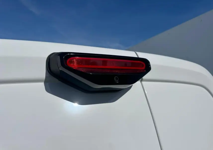 Gros plan sur le feu arrière supérieur et la caméra de recul du Citroën Berlingo blanc icy, vue arrière droite.