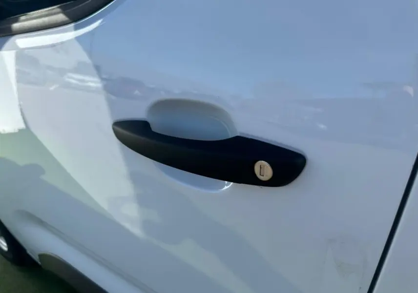 Poignée de porte noire côté droit sur porte blanche Icy d'un Citroën Berlingo III Van Taille M 2026.