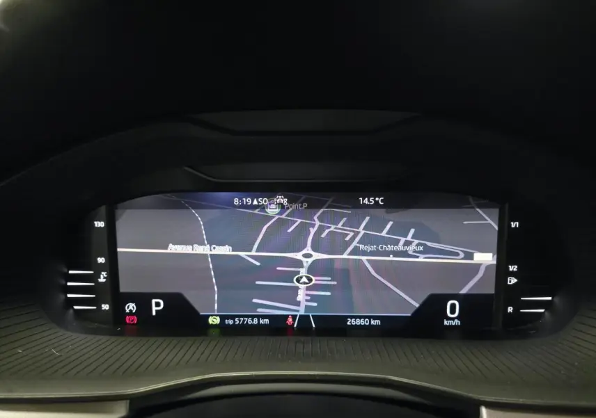 Affichage numérique du tableau de bord du Skoda Kamiq 2023 montrant la navigation et les informations de conduite.