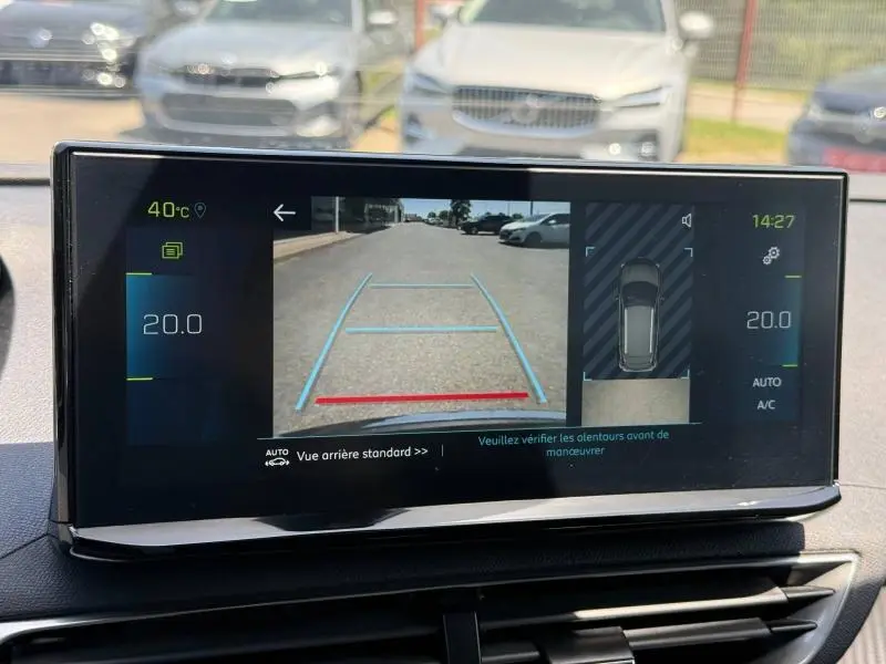 Écran tactile intérieur du Peugeot 3008 Hybride Rechargeable montrant la caméra de recul et l'affichage de la température à 20°C.