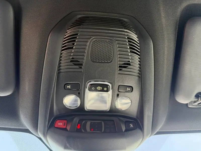 Vue en contre-plongée du plafonnier noir avec commandes d’éclairage et bouton SOS du Peugeot 3008 Hybride Rechargeable 2024.