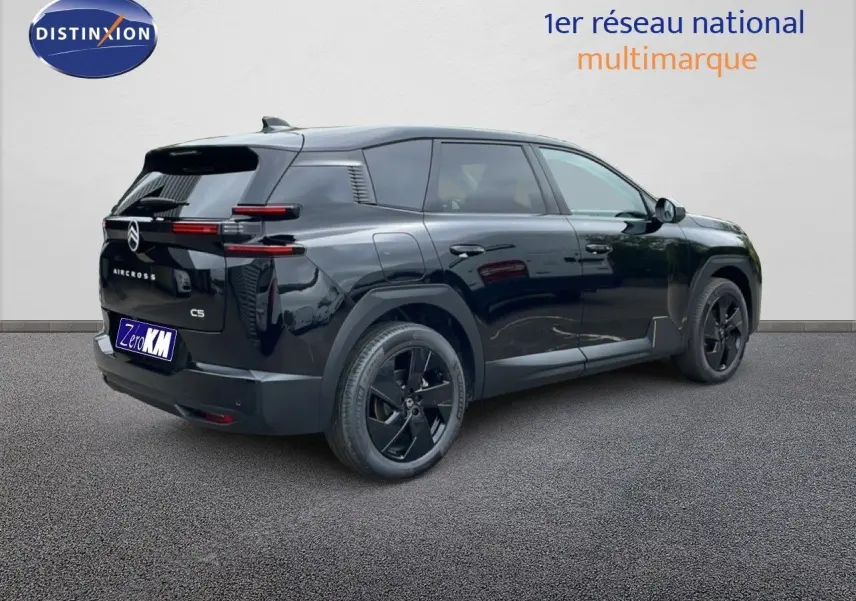 Vue 3/4 arrière droite du Citroën C5 Aircross Hybrid noir perle métal avec jantes noires et feux LED distinctifs.