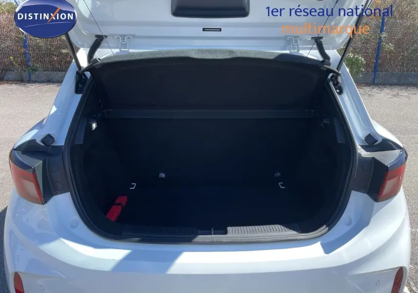 Coffre ouvert vu de l'arrière d'une MG3 Dover White 2025, soulignant l'espace de rangement vide et les feux arrière.
