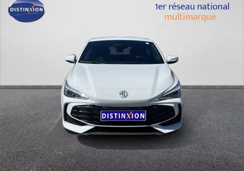 Vue frontale d'une MG3 Dover White 2025 avec calandre noire et phares LED fins, sur fond neutre extérieur.