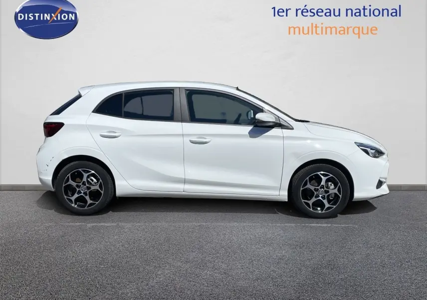 Vue de profil côté gauche d'une MG3 1.5L HYBRID+ 195CH COMFORT blanche Dover, avec jantes alliage bicolores.