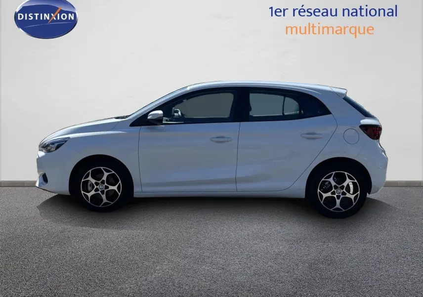 Vue de profil côté gauche d’une MG3 1.5L Hybrid+ 195ch en blanc Dover avec jantes alliage biton et vitres teintées.