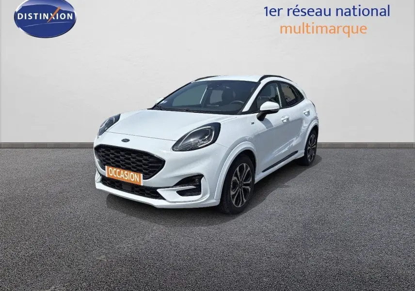 Ford Puma blanc en 3/4 avant droit avec jantes alliage et calandre noire sur fond neutre.