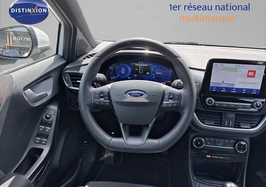 Intérieur du Ford Puma 2022, vue centrée sur le volant et tableau de bord avec écran tactile et commandes modernes.