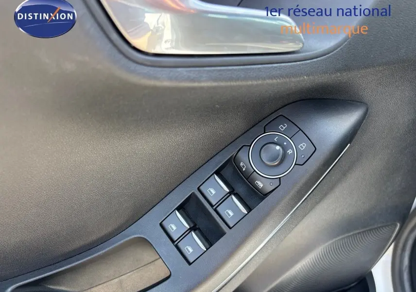 Commande des vitres et rétroviseurs côté gauche dans une Ford Puma blanche 2022 vue de l'intérieur de la porte conducteur.