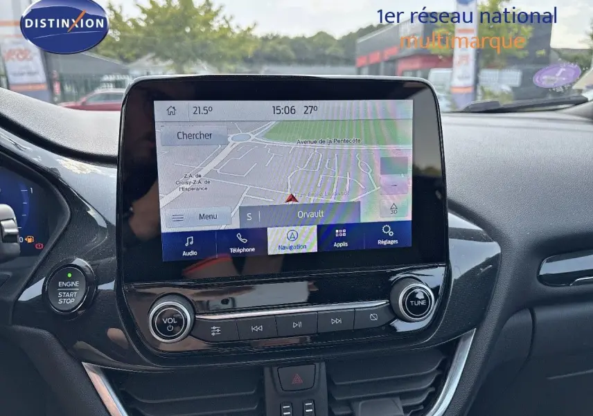 Vue rapprochée de l'écran tactile central du tableau de bord du Ford Puma blanc 2022 avec navigation affichée.