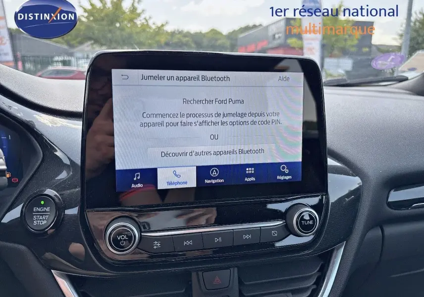Écran tactile central affichant le jumelage Bluetooth dans l'habitacle d'une Ford Puma blanche, version 2022.