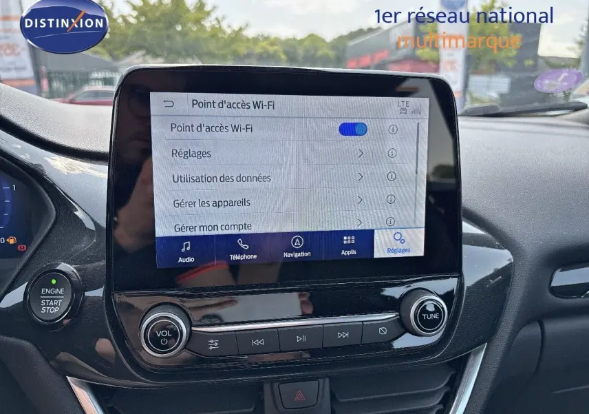 Vue rapprochée de l'écran tactile central du Ford Puma blanc 2022 montrant le menu Wi-Fi et les commandes audio.