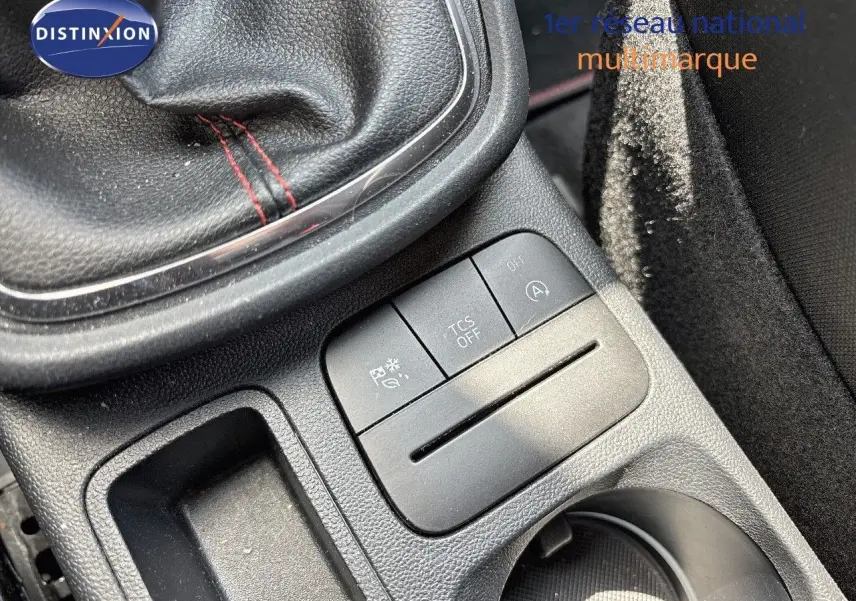 Gros plan sur la console centrale noire avec levier de vitesse cuir et boutons de contrôle du Ford Puma blanc 2022.