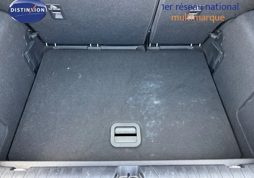 Coffre vide vu de dessus du Ford Puma blanc 2022, version 1.0 EcoBoost MHEV ST Line Pack Confort.