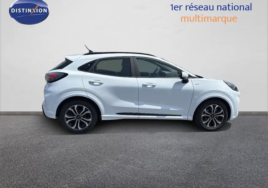 Ford Puma blanc en vue de profil côté gauche, soulignant ses jantes alliage et sa silhouette compacte 5 portes.