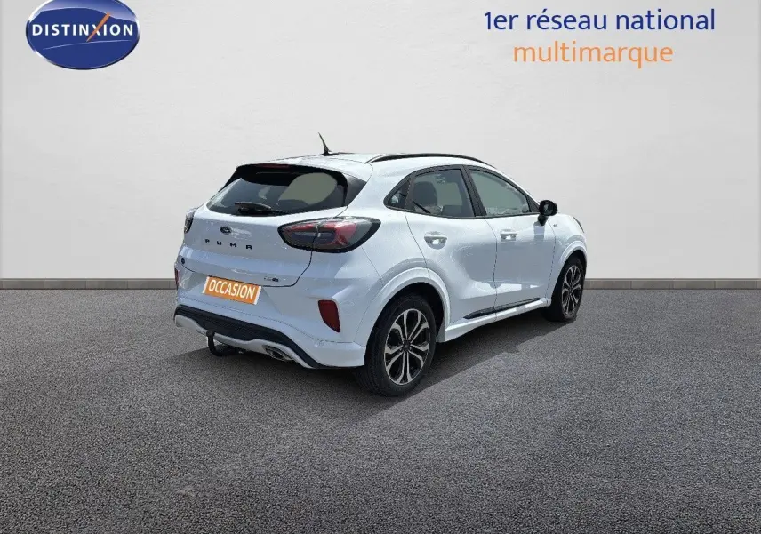 Ford Puma blanc vue 3/4 arrière côté droit, SUV compact avec jantes alliage et toit noir contrasté.