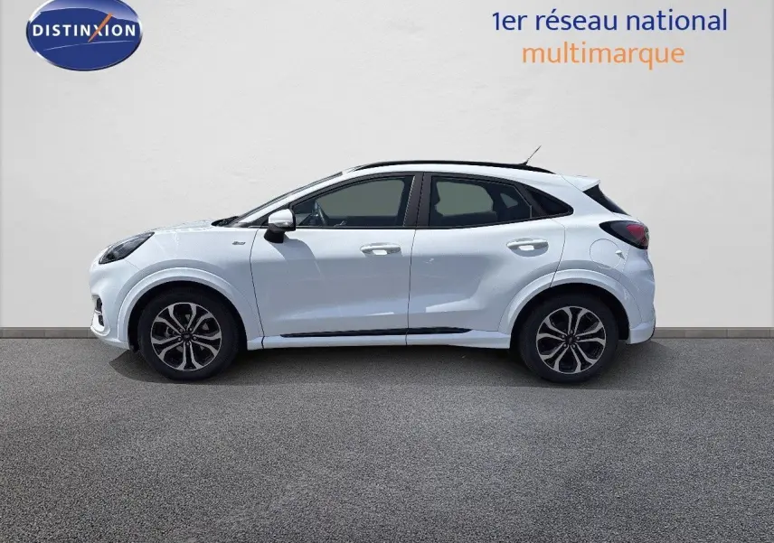 Profil côté gauche d'un Ford Puma blanc 2022, version 1.0 EcoBoost hybride avec jantes alliage et toit noir.