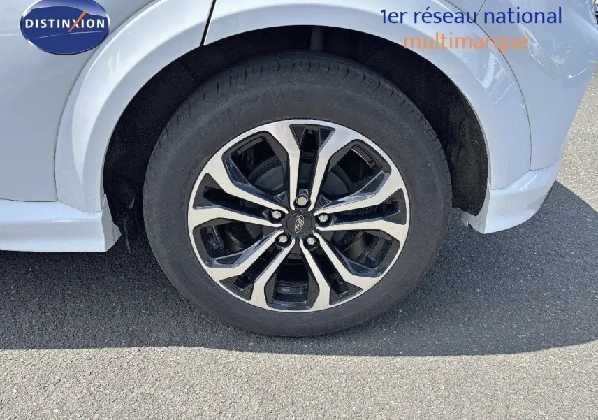 Gros plan sur la roue avant gauche du Ford Puma blanc 2022 avec jante alliage noire et argentée.