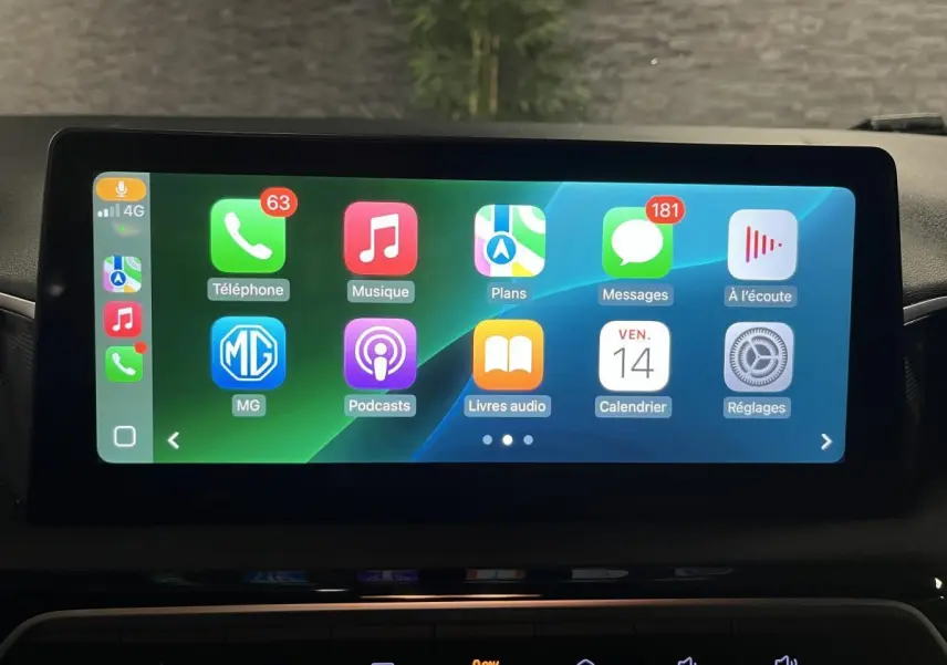 Écran tactile central de la MG3 1.5 Hybrid+ 195 Comfort affichant Apple CarPlay en intérieur noir.