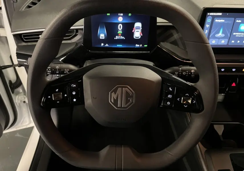 Vue rapprochée du volant noir de la MG3 1.5 Hybrid+ 195 Comfort 2024 avec tableau de bord numérique allumé.