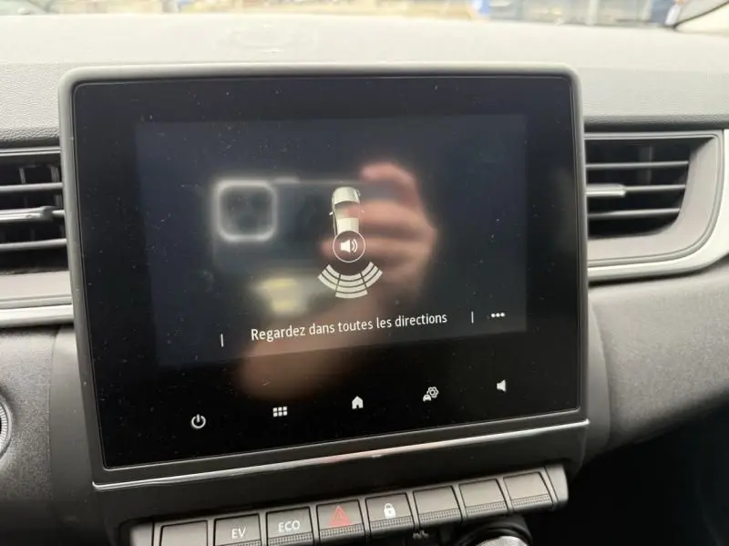 Écran tactile central du Renault Captur E-Tech 145 Zen 2022 gris métal affichant l'alerte de proximité sonore.