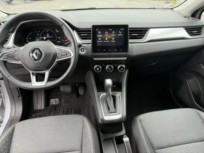 Intérieur de Renault Captur E-Tech 145 Zen 2022, vue frontale sur tableau de bord, volant et console centrale avec écran tactile.