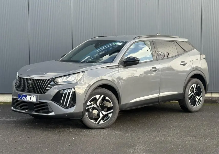 Peugeot 2008 Hybrid 145 e-DSC6 Allure gris Selenium en 3/4 avant droit avec jantes alliage bi-ton et barres de toit noires.