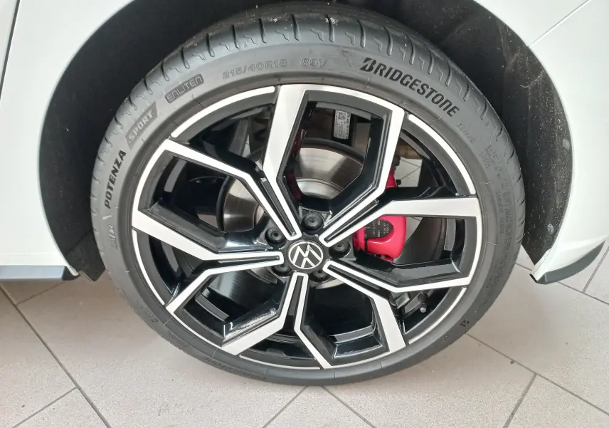 Gros plan sur la roue avant droite de la Volkswagen Polo GTI 2024 blanche, jante noire et argent avec étrier de frein rouge.
