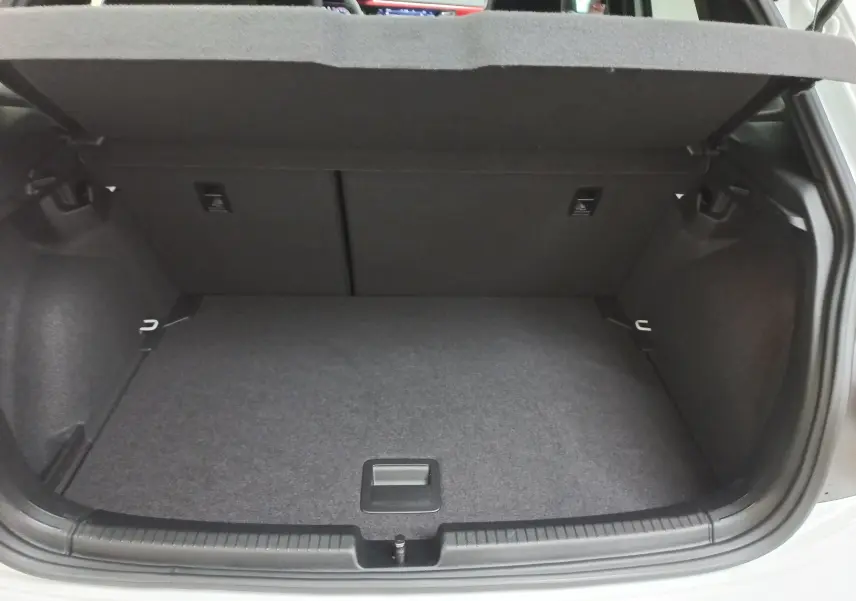 Vue du coffre ouvert d'une Volkswagen Polo 2.0 TSI GTI blanc pur avec toit noir, montrant l'espace de chargement vide.