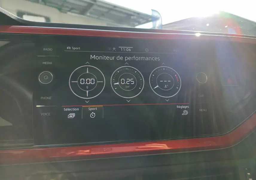 Écran central du tableau de bord de la Volkswagen Polo GTI 2024 affichant le moniteur de performances en mode Sport.
