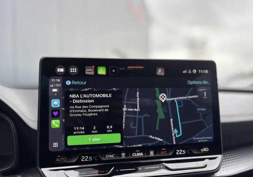 Écran tactile HD 12,9'' du système de navigation de la CUPRA LEON ST 2025, vue rapprochée du tableau de bord.