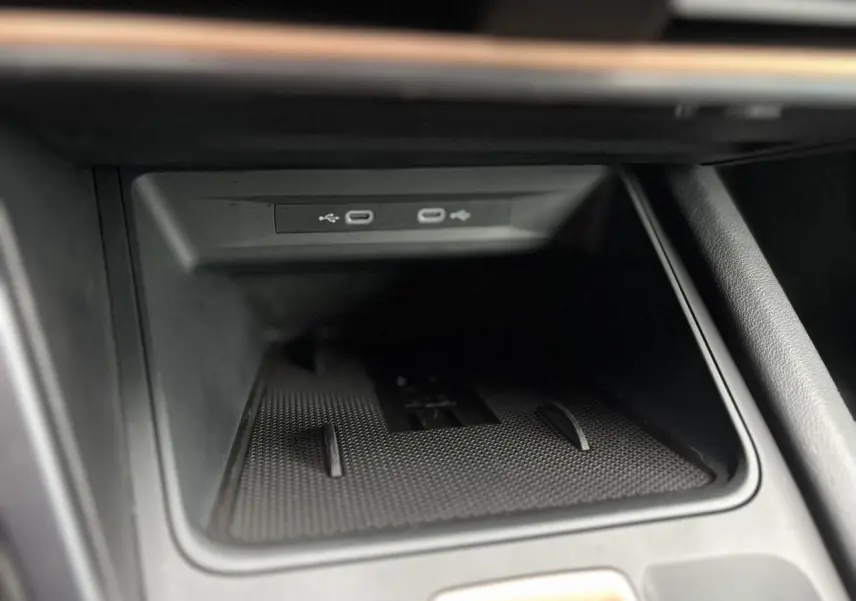 Gros plan sur la console centrale du CUPRA LEON ST 2025 avec deux ports USB-C et surface de charge noire texturée.