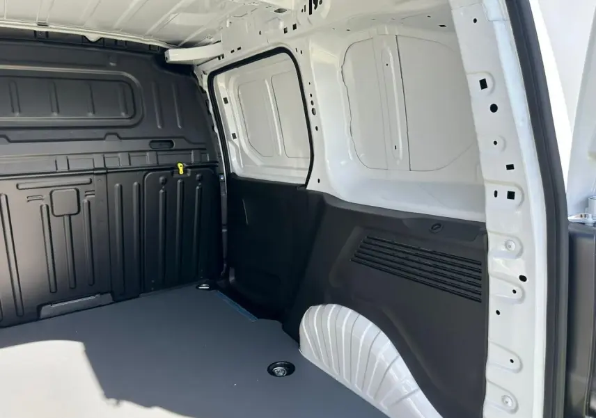 Vue intérieure côté droit du coffre blanc Icy du Citroën Berlingo III Van Taille M avec plancher gris et anneaux d'arrimage.