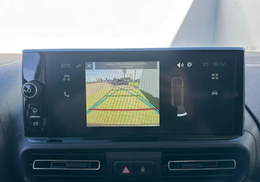 Écran tactile intérieur du Citroën Berlingo III blanc, affichant la caméra de recul avec guidage dynamique.