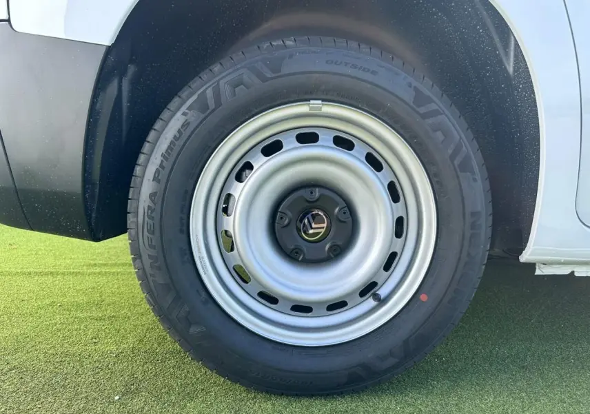 Gros plan sur la roue arrière droite avec jante tôle grise du Citroën Berlingo blanc Icy 2026.