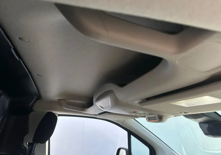 Vue intérieure du plafond et poignée de maintien côté conducteur du Citroën Berlingo blanc Icy 2026.